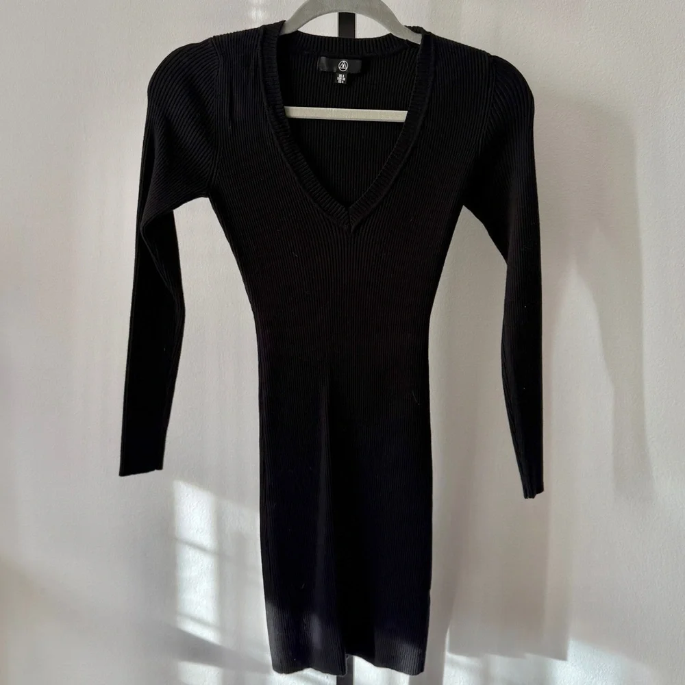 MISSGUIDED BLACK V-NECK SWEATER DRESS - Picture 2 of 4